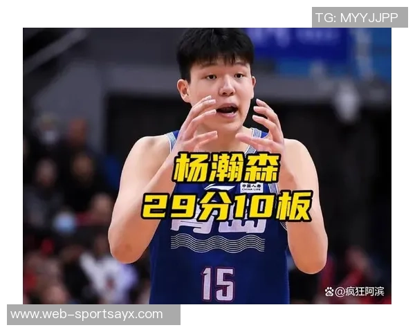 杨瀚森主动与阿夫迪亚交流翻译助力两人友好碰拳互动 杨瀚森主动与阿夫迪亚交流翻译助力两人友好碰拳互动